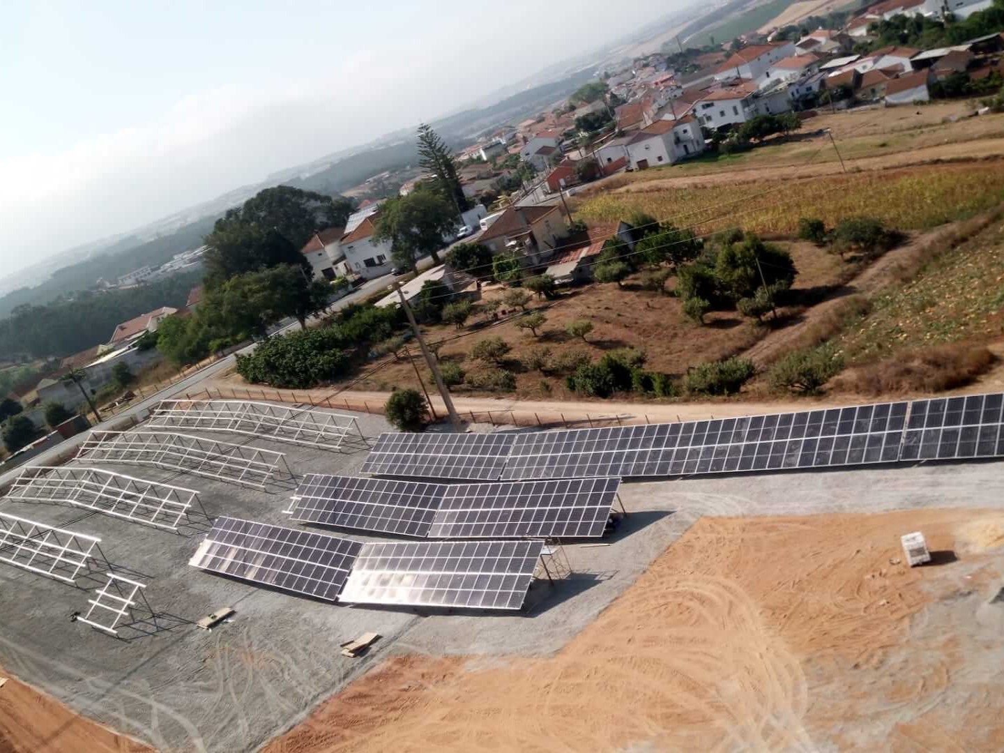 Unidade fotovoltaica de 460 painéis solares de última geração
